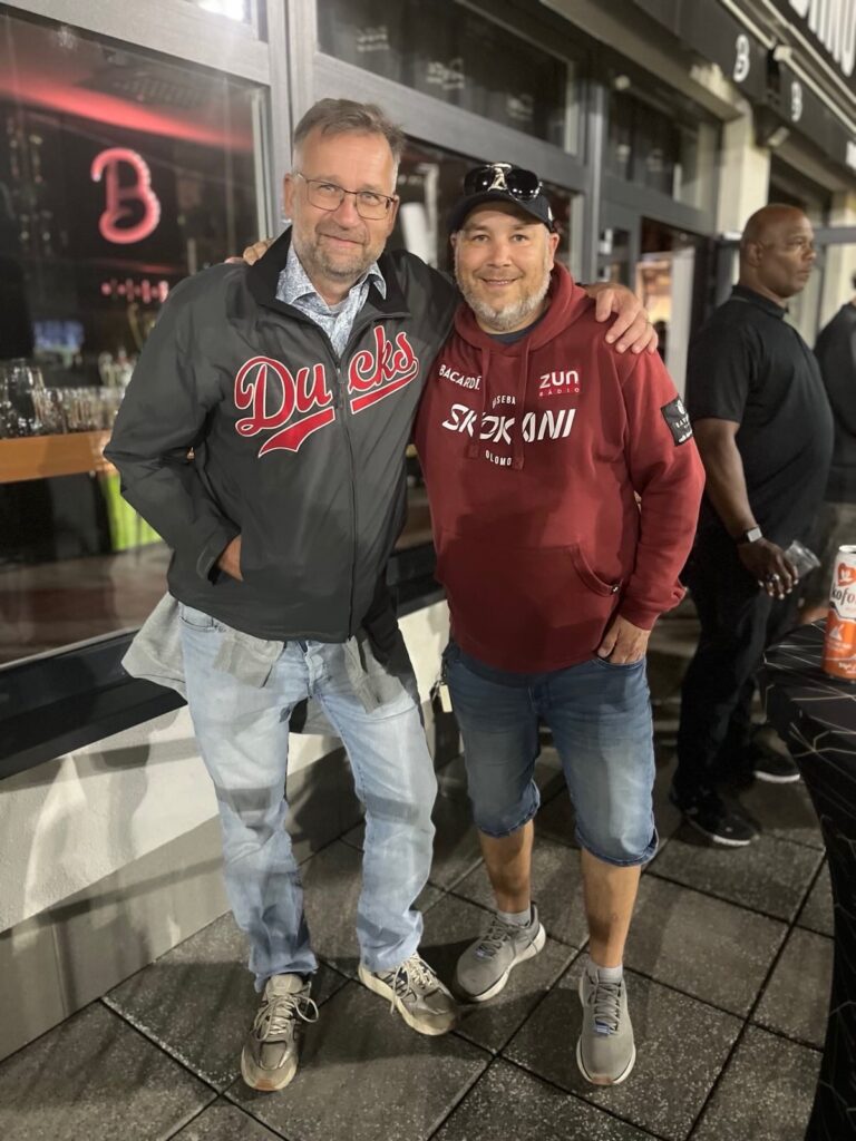 Prezident klubu Oldřich Hradil se zástupcem Diving Ducks