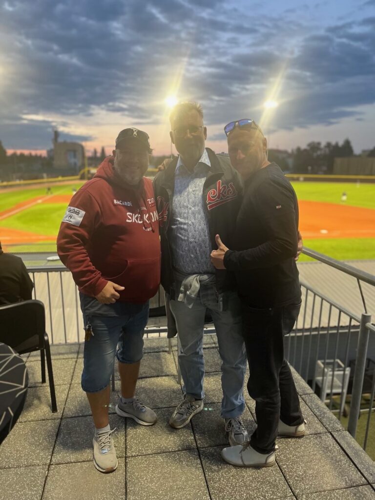 Prezident klubu Oldřich Hradil se zástupcem Diving Ducks a Pavlem Chadimem